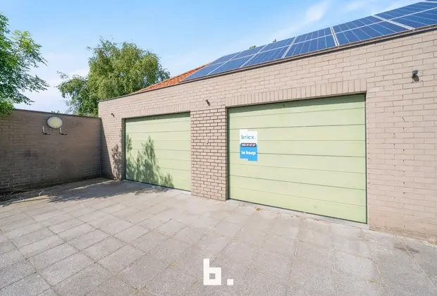 Mooie, ruime garage met elektrische poort en oprit. - Brugge