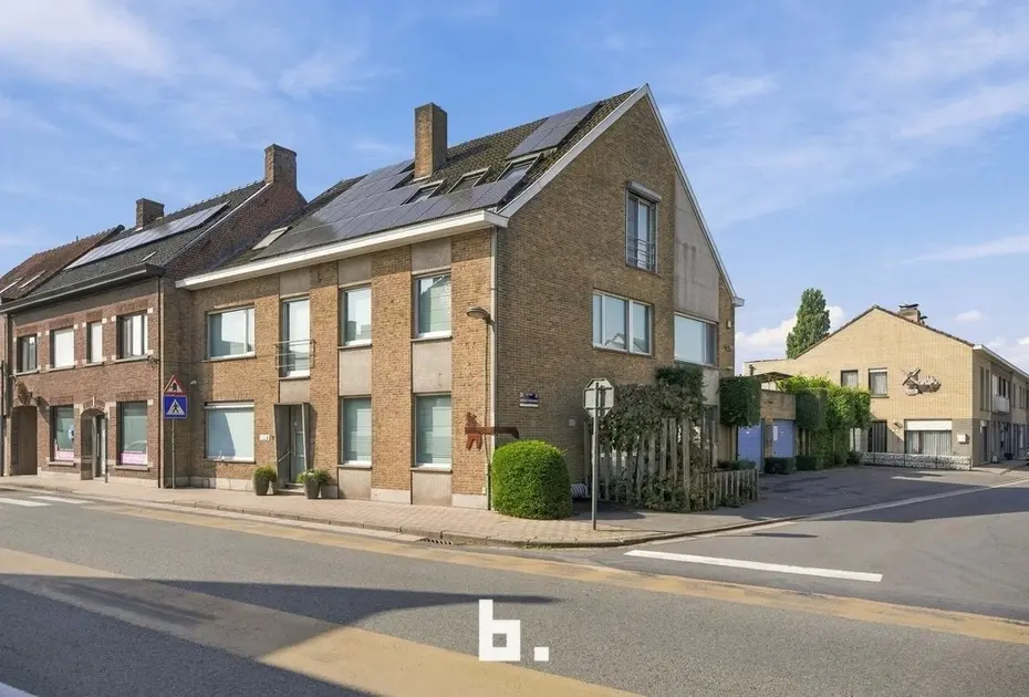 Uitzonderlijk ruime woning met praktijkmogelijkheden op centrale ligging in Wingene - Wingene