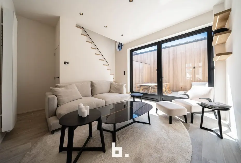 Deze prachtig gerenoveerde woning beschikt over een gevel met hoge charmefactor. Ook in de woning word je omarmd door charme, gezelligheid en een huis