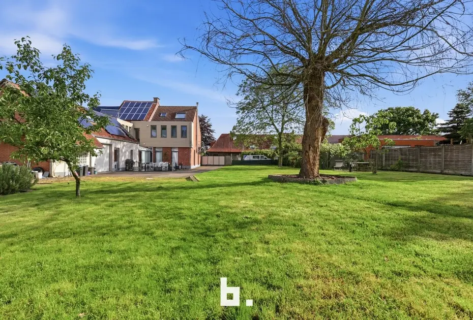 Uitzonderlijk ruime woning met opbrengsteigendom en multifunctionele ruimtes - Kortrijk
