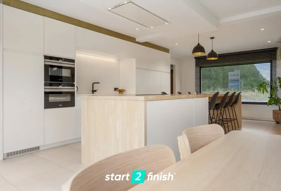 Bezoekmoment op zaterdag 27/6 van 9u tot 12u, reserveer snel uw plaats! 

Alleenstaande woning met open zicht en veelzijdig bijgebouw. Veel potentie